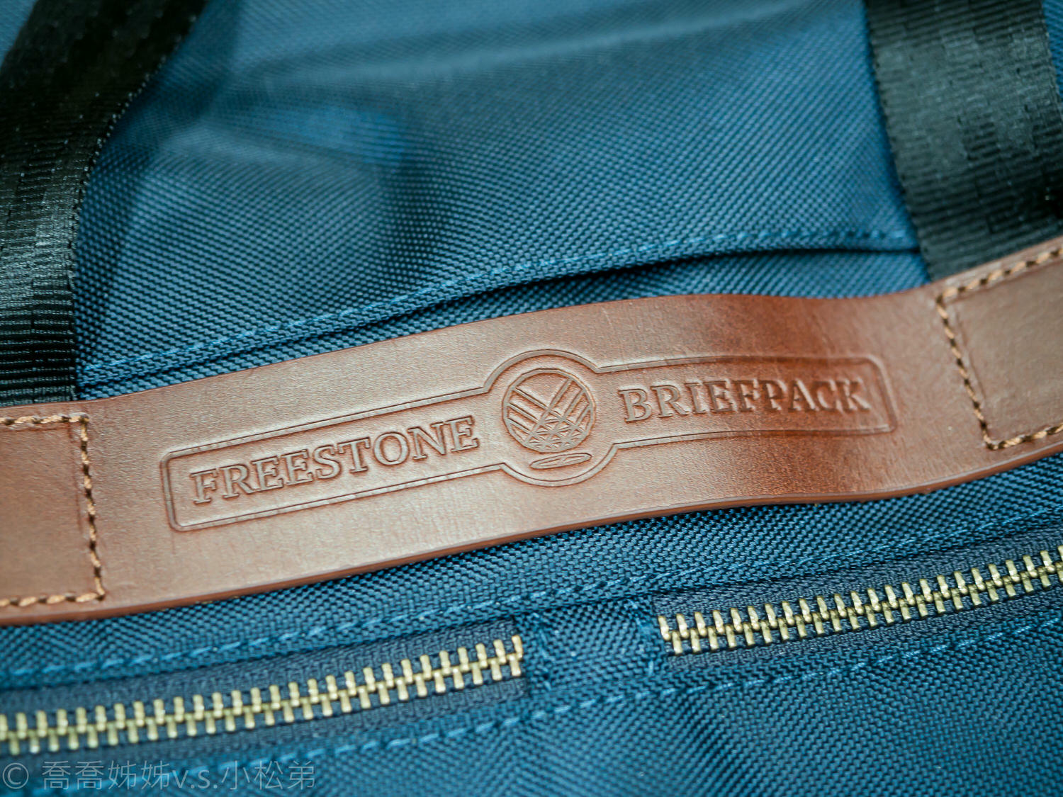【好物分享】Freestone briefpack雙面變形包。是公事包也是休閒背包。男女適用 當媽媽包也很適合。兼具商務與旅行性能。手提 X 斜背 X 後背都可。一包多用超方便 - 第5張圖 Freestone briefpack雙面變形包