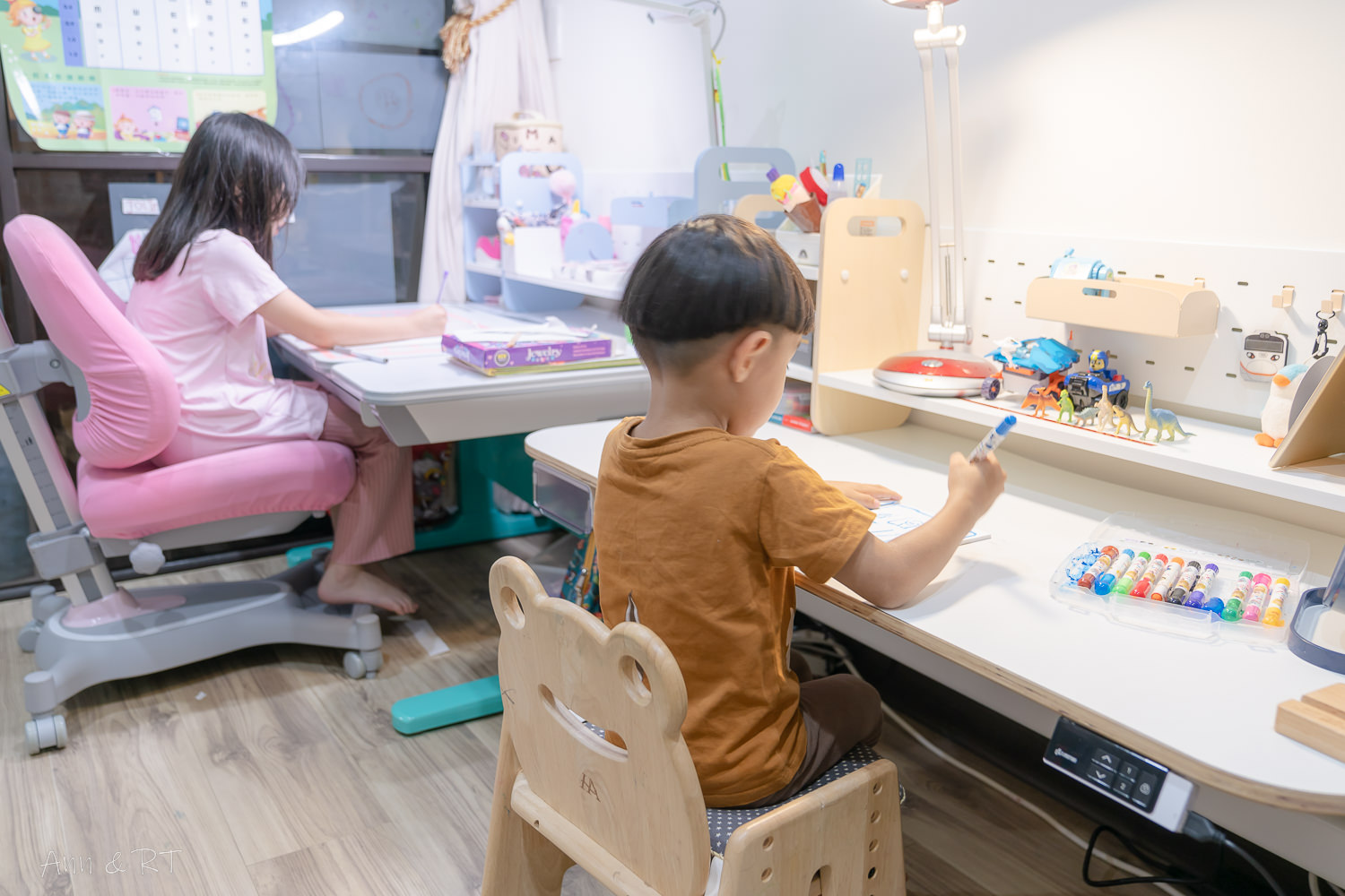 一起長高桌，兒童成長書桌推薦。日本林製作所。