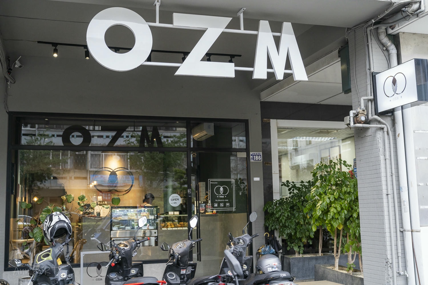 【台中】OZM 啢男。乾式肉桂捲+手工司康超驚艷!西區寵物友善咖啡廳推薦 - 第1張圖