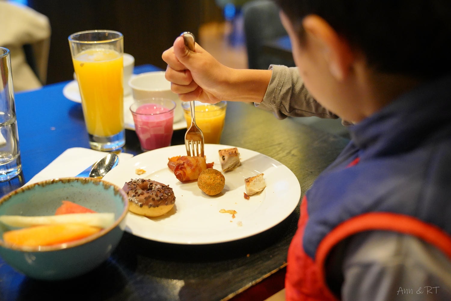 【挪威親子自由行】斯沃爾維爾住宿推薦。羅弗敦索恩飯店。Thon Hotel Lofoten。全挪威票選之最好吃早餐！